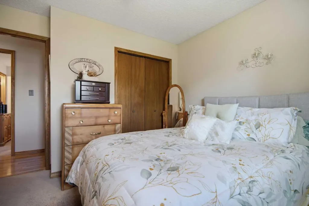 92 Mccullough Crescent Red Deer AB T4R 1S7