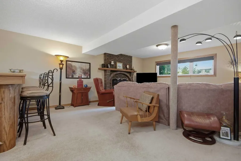 92 Mccullough Crescent Red Deer AB T4R 1S7
