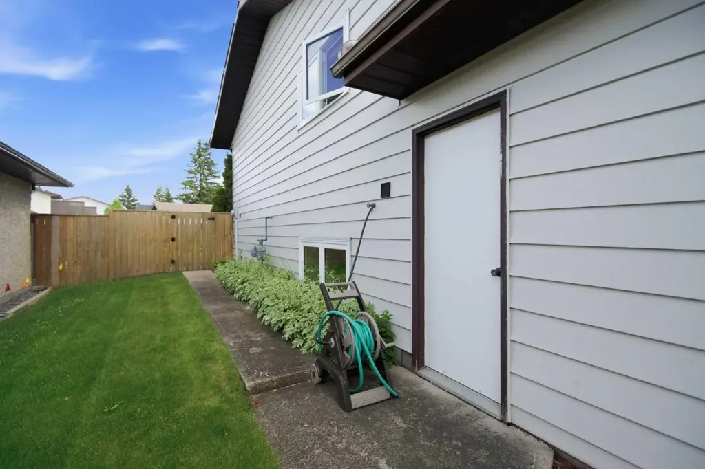 92 Mccullough Crescent Red Deer AB T4R 1S7