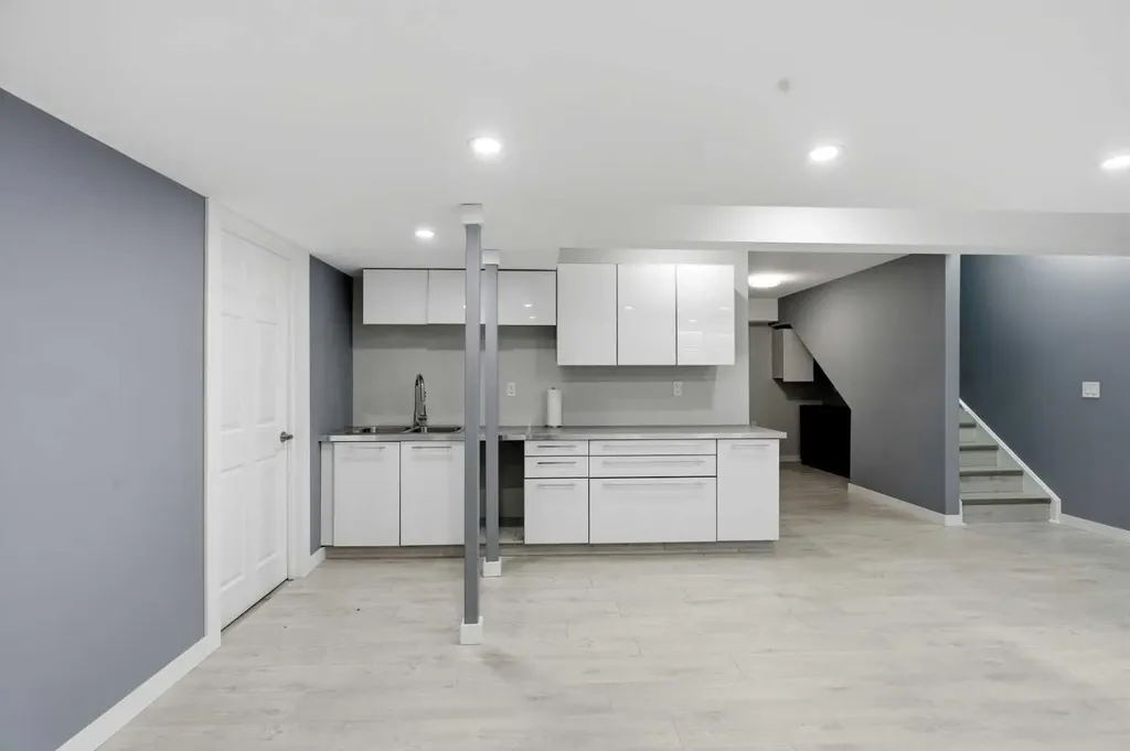 17 Carrington Manor NW Calgary AB T3P 0Z2
