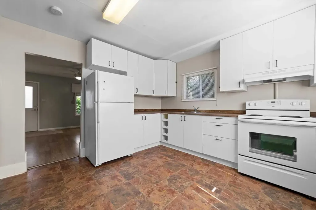 5137 50 Street Daysland AB T0B 1A0