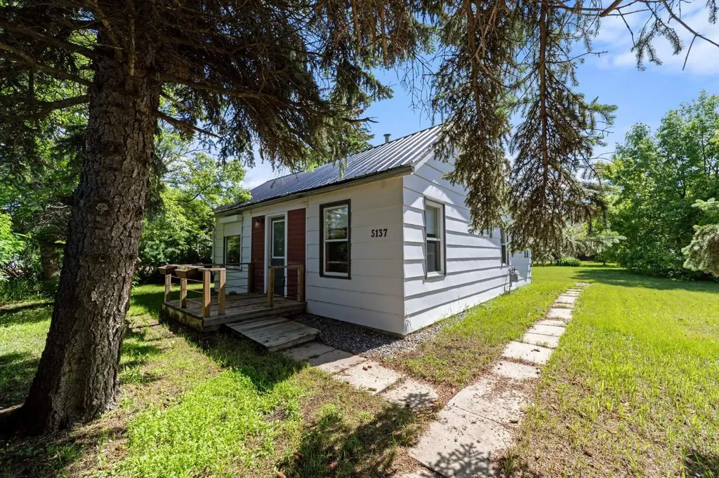 5137 50 Street Daysland AB T0B 1A0