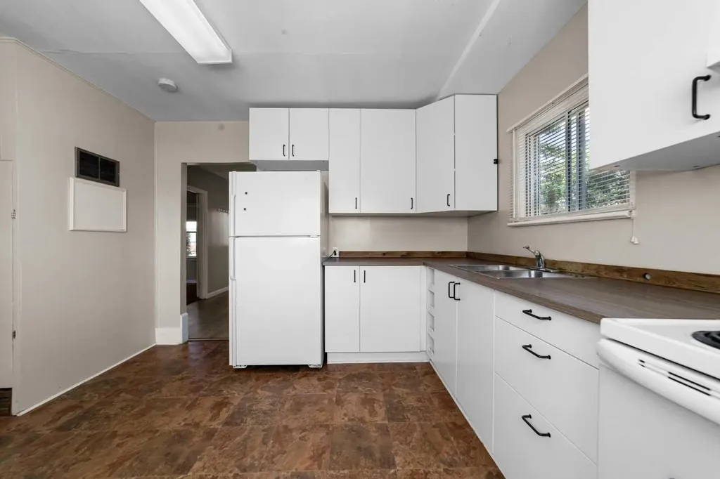 5137 50 Street Daysland AB T0B 1A0