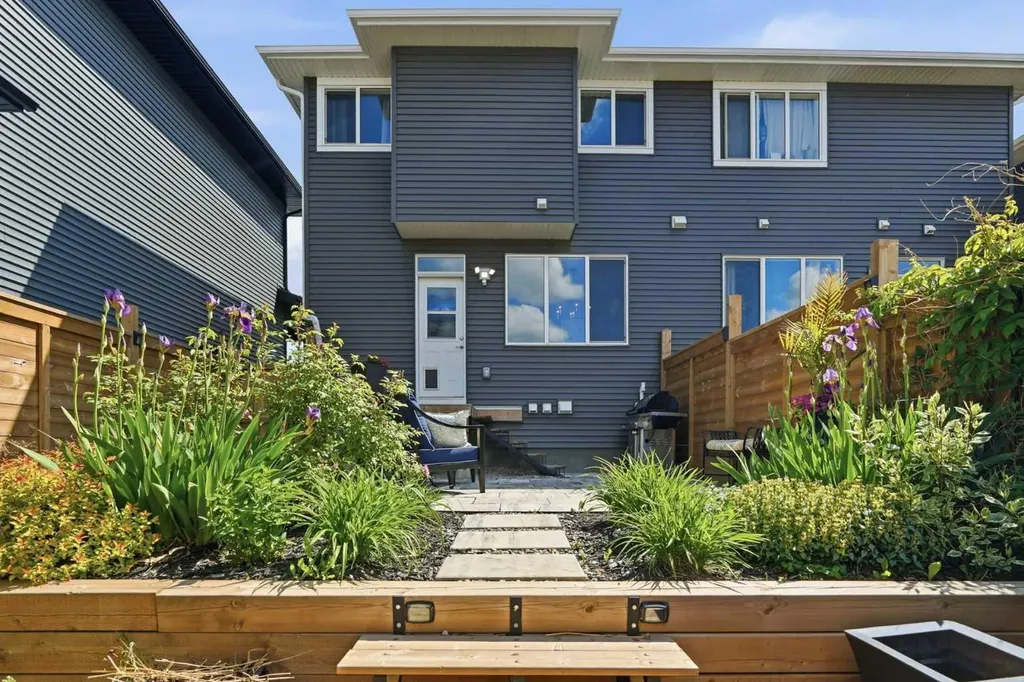 332 Lawthorn Way SE Airdrie AB T4A 3M7
