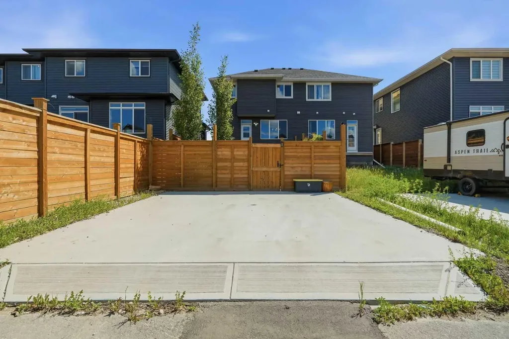 332 Lawthorn Way SE Airdrie AB T4A 3M7