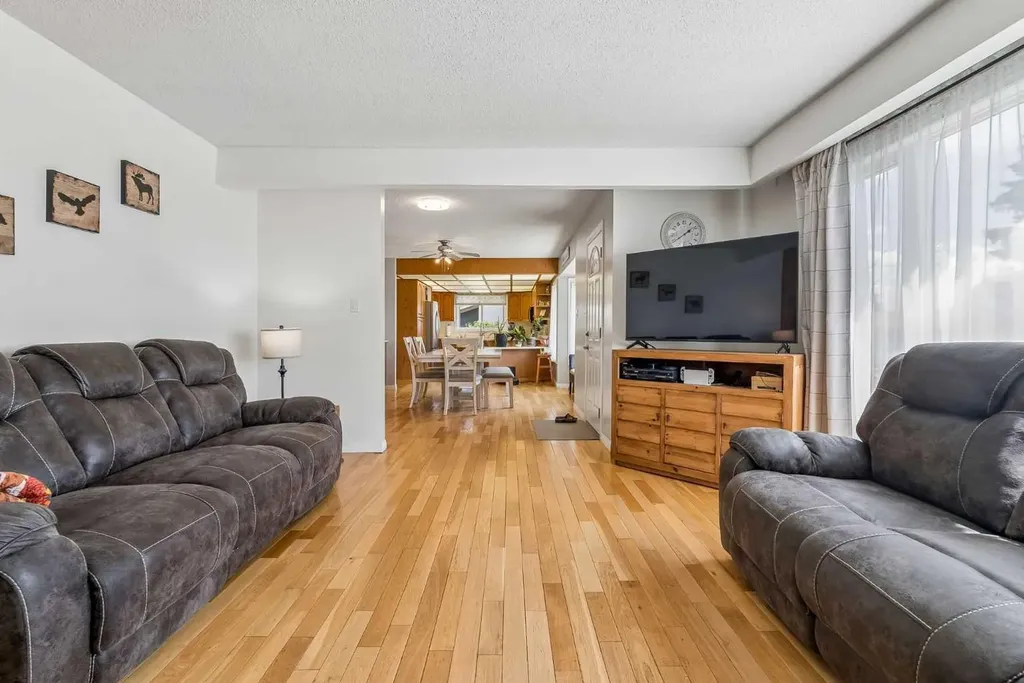 1418 18 Avenue Didsbury AB T0M 0W0