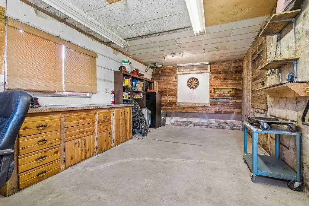 1418 18 Avenue Didsbury AB T0M 0W0