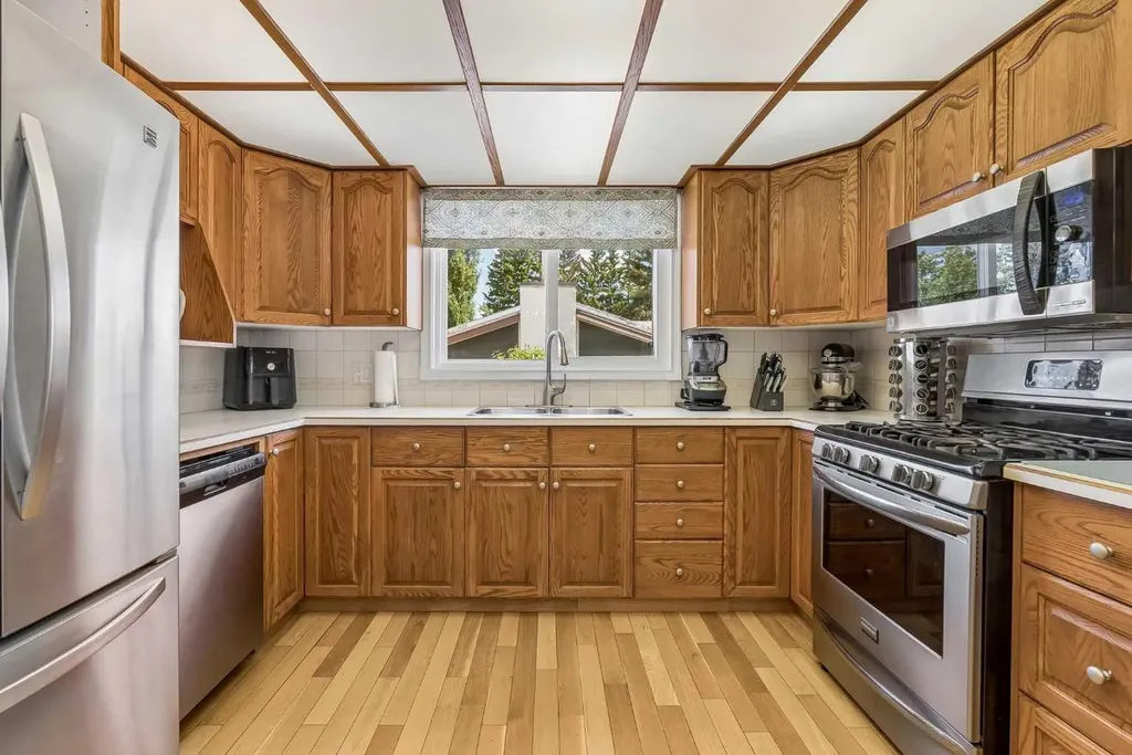1418 18 Avenue Didsbury AB T0M 0W0
