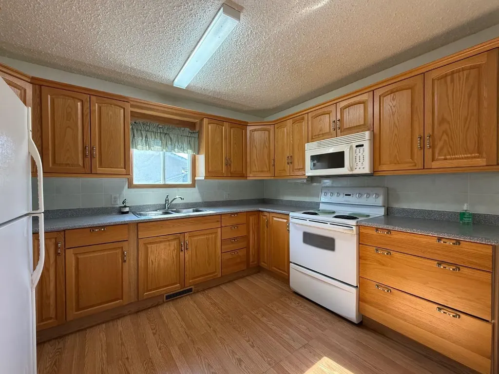 5309 43 Avenue Athabasca AB T9S 1J7