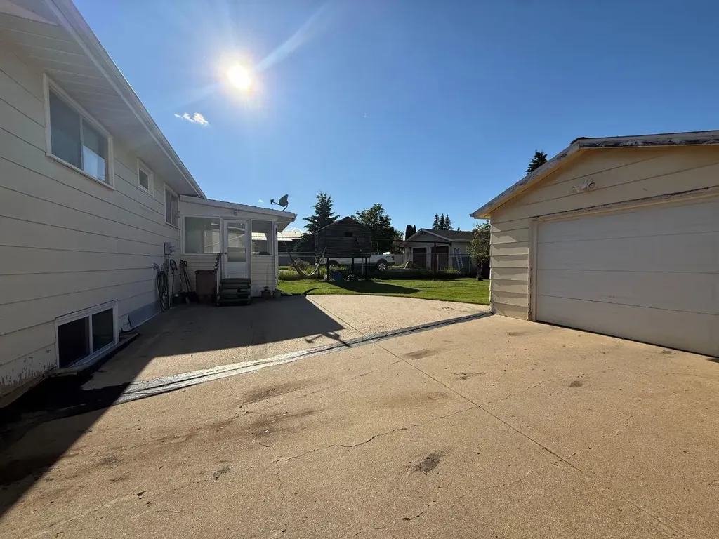 5309 43 Avenue Athabasca AB T9S 1J7