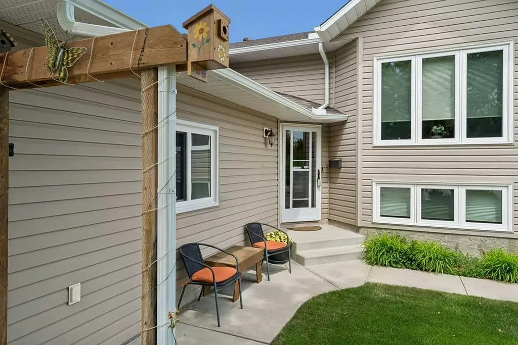 44 Macewan Ridge Gate NW Calgary AB T3K 3W2