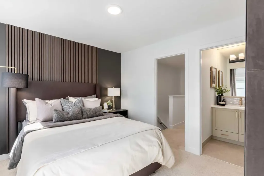 30 Rochester View NW Calgary AB T3L 0M8