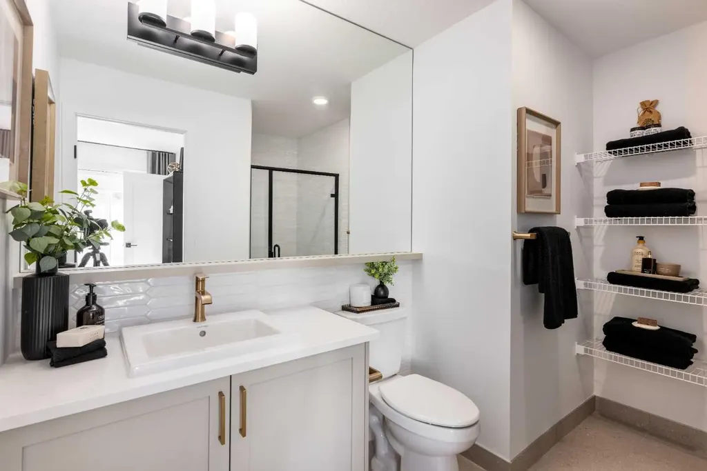 30 Rochester View NW Calgary AB T3L 0M8