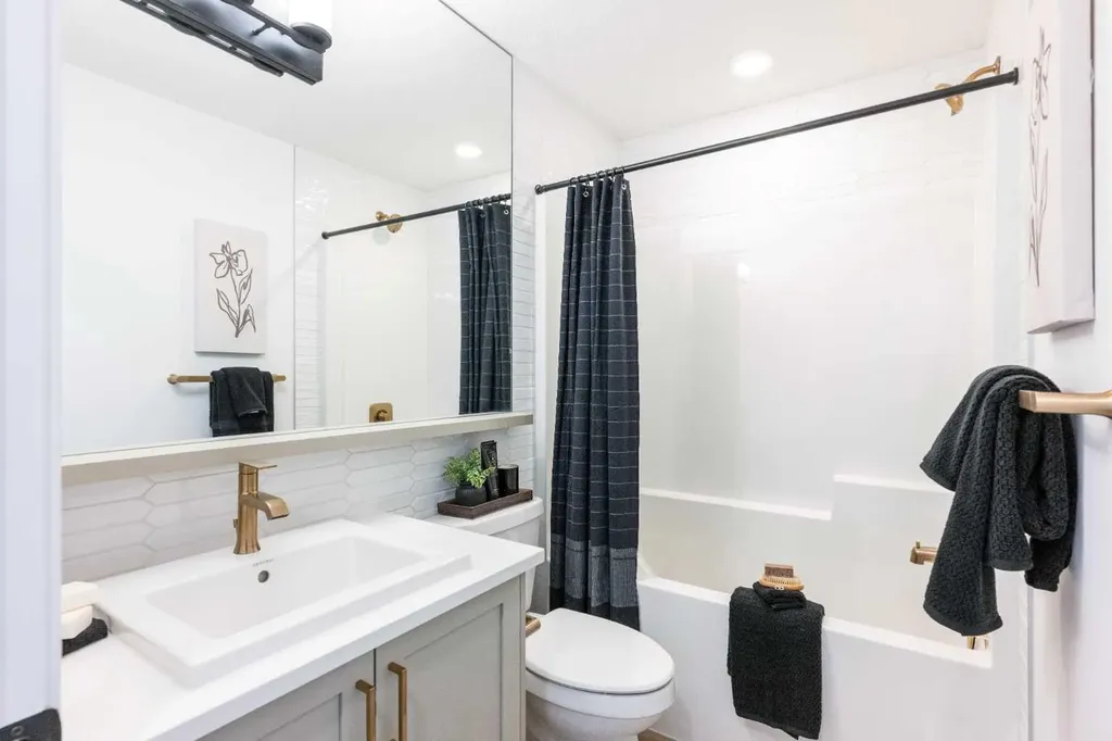 30 Rochester View NW Calgary AB T3L 0M8