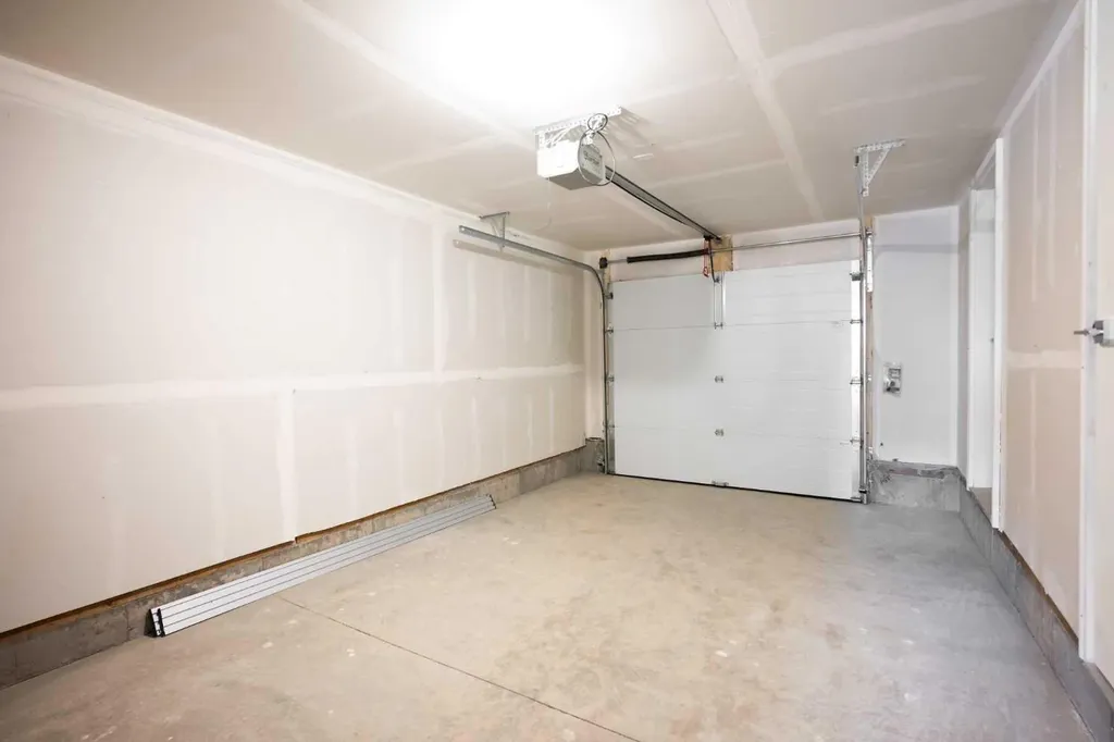 30 Rochester View NW Calgary AB T3L 0M8