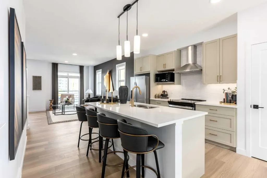 30 Rochester View NW Calgary AB T3L 0M8