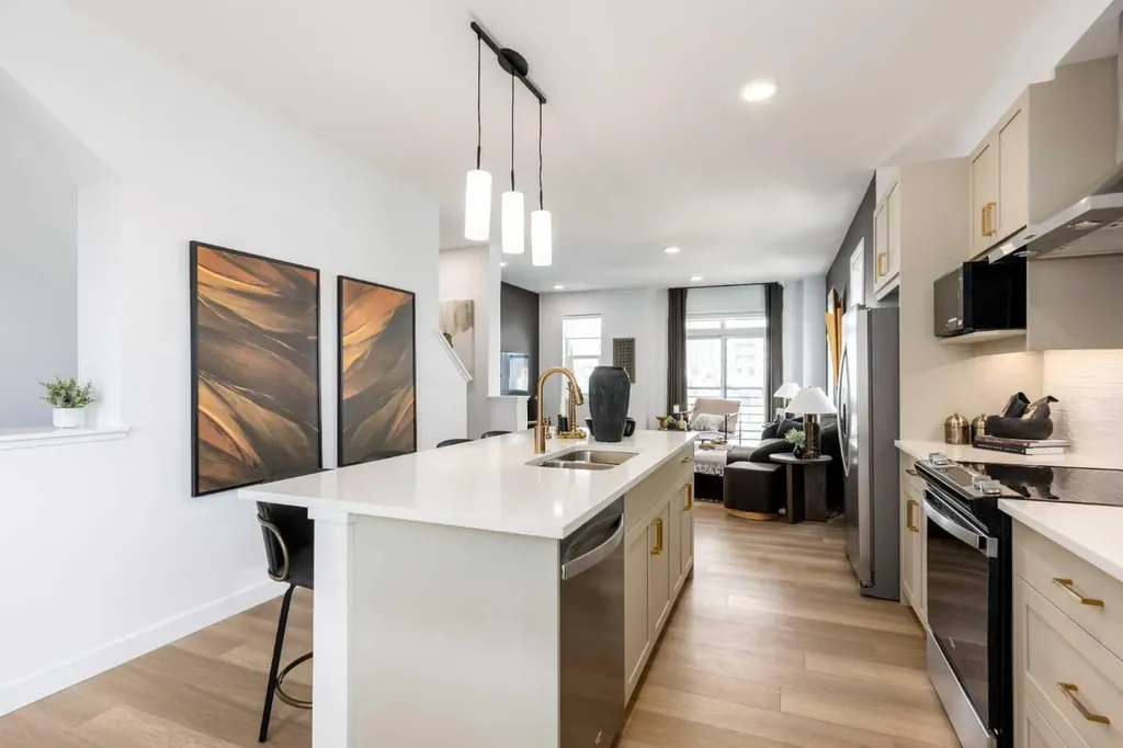30 Rochester View NW Calgary AB T3L 0M8