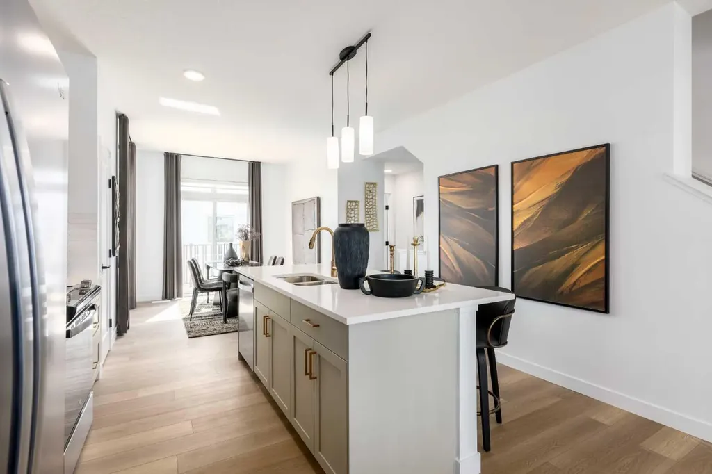 30 Rochester View NW Calgary AB T3L 0M8