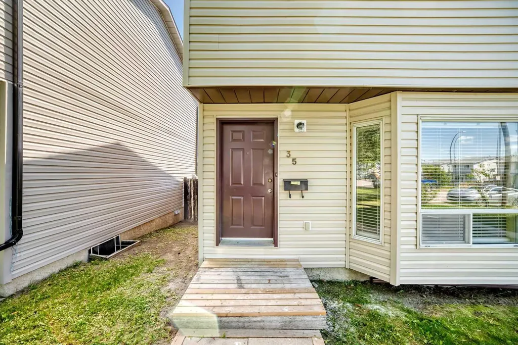 35 Martindale Court NE Calgary AB T3J2V8