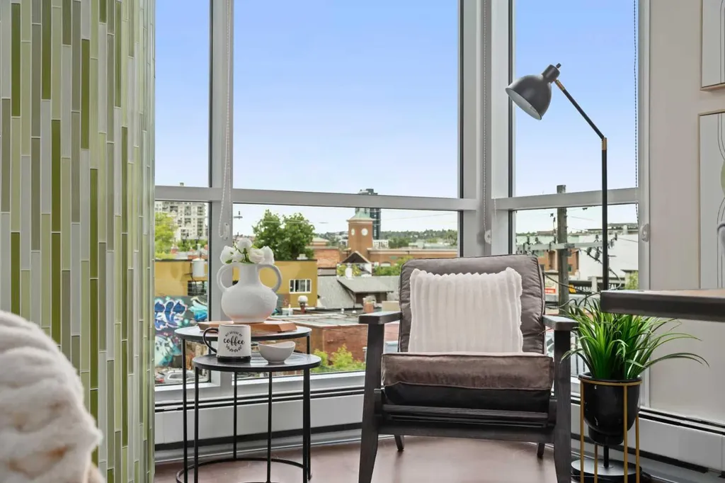 235 9a Street NW Calgary AB T2N 4H7