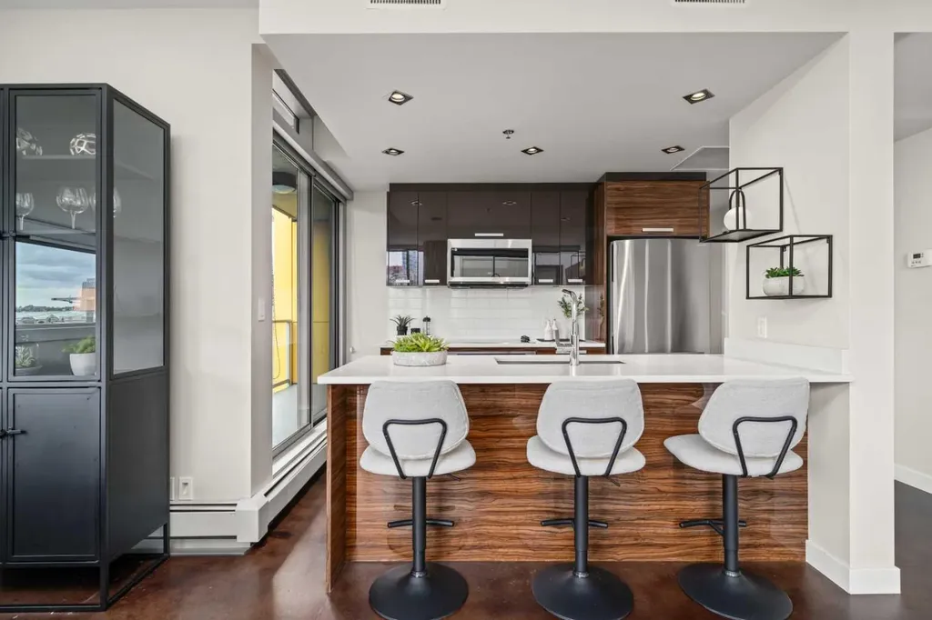 235 9a Street NW Calgary AB T2N 4H7