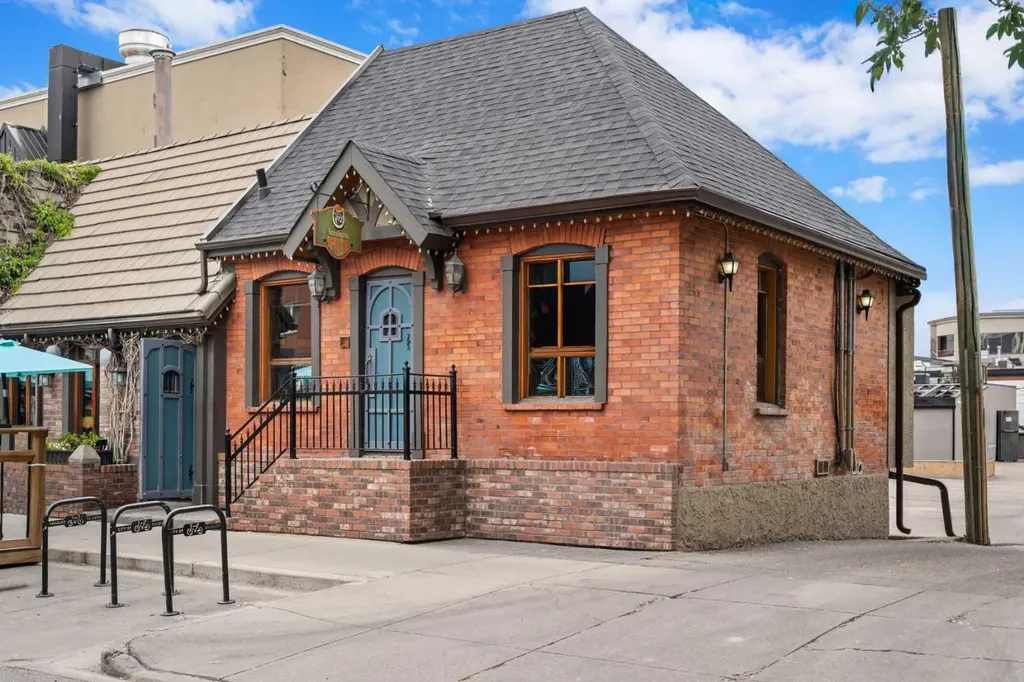235 9a Street NW Calgary AB T2N 4H7