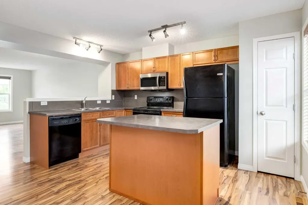 3294 New Brighton Gardens SE Calgary AB T2Z 0Y1