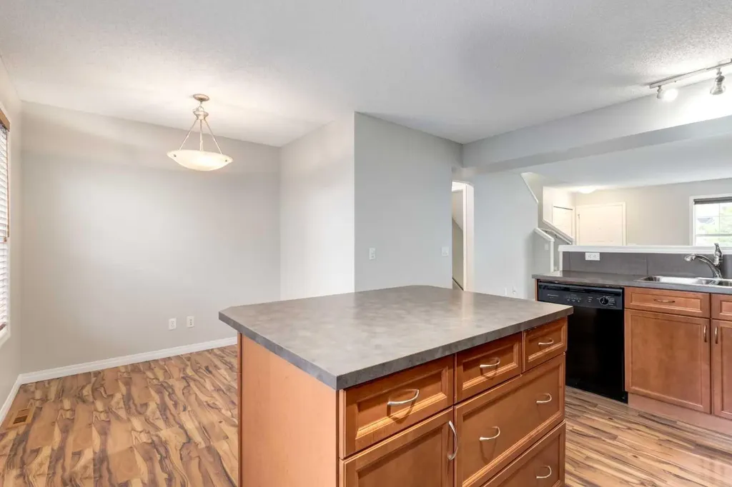 3294 New Brighton Gardens SE Calgary AB T2Z 0Y1