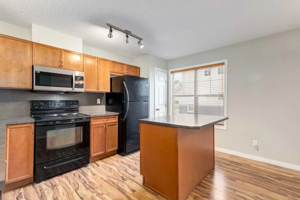 3294 New Brighton Gardens SE Calgary AB T2Z 0Y1