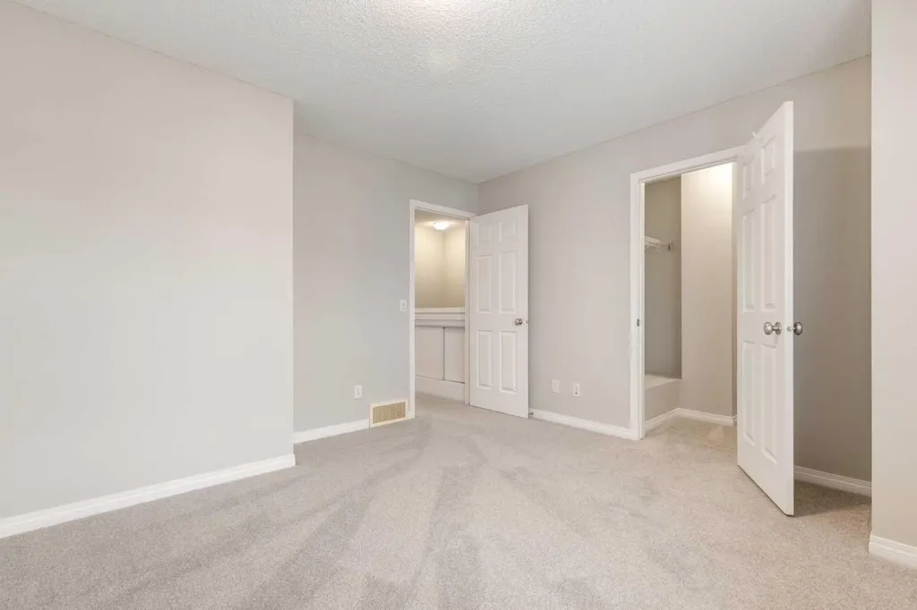 3294 New Brighton Gardens SE Calgary AB T2Z 0Y1
