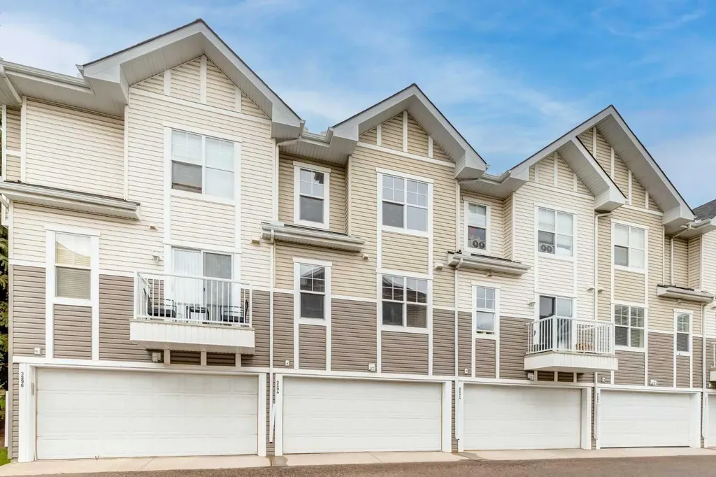 3294 New Brighton Gardens SE Calgary AB T2Z 0Y1