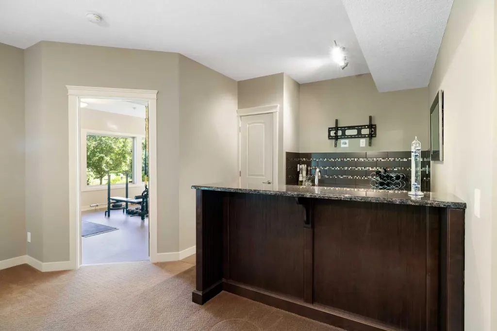 2 Heaver Gate Heritage Pointe AB T1S 4K1