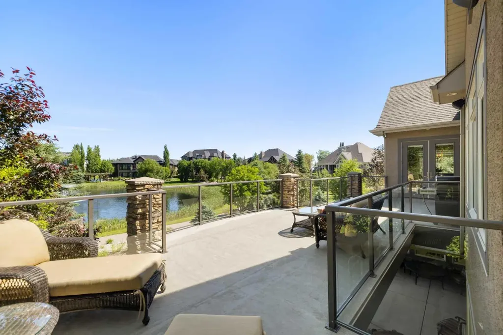 2 Heaver Gate Heritage Pointe AB T1S 4K1