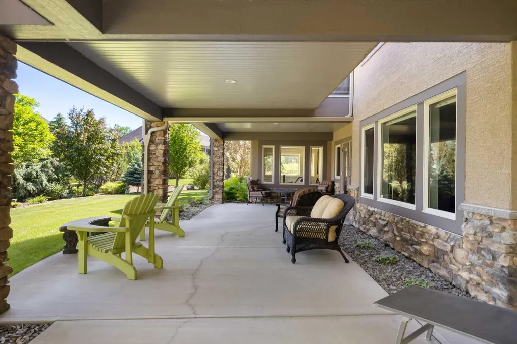 2 Heaver Gate Heritage Pointe AB T1S 4K1