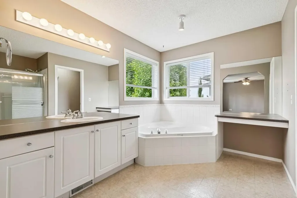 36 Valley Stream Close NW Calgary AB T3B 5V7