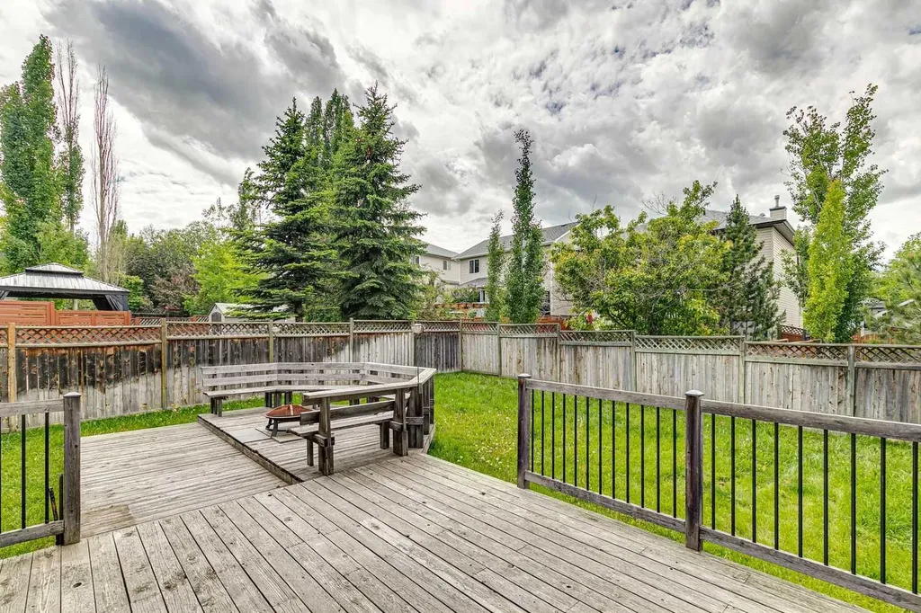 36 Valley Stream Close NW Calgary AB T3B 5V7