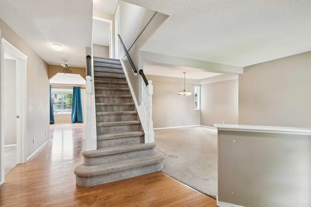 36 Valley Stream Close NW Calgary AB T3B 5V7