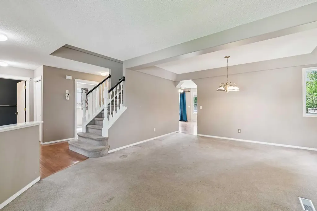 36 Valley Stream Close NW Calgary AB T3B 5V7