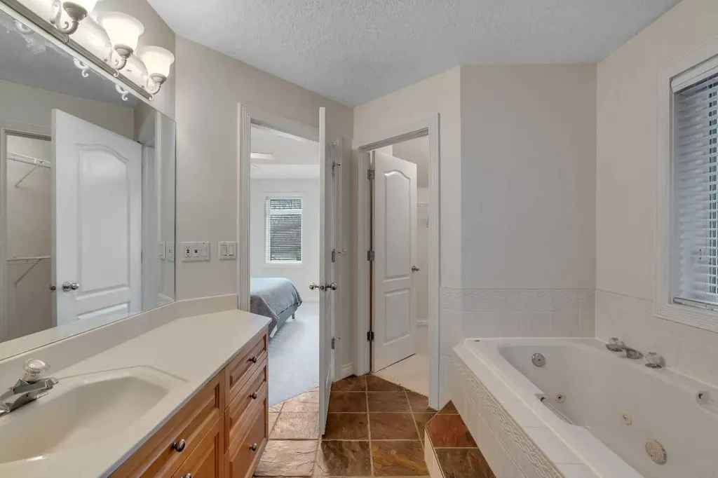 2834 Parkdale Boulevard NW Calgary AB T2N 3S8