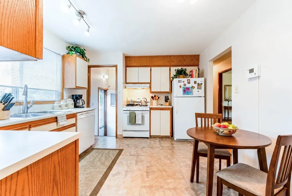 7511 Huntridge Crescent NE Calgary AB T2K 4C8