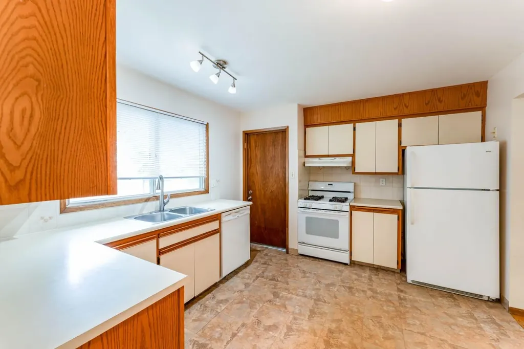 7511 Huntridge Crescent NE Calgary AB T2K 4C8