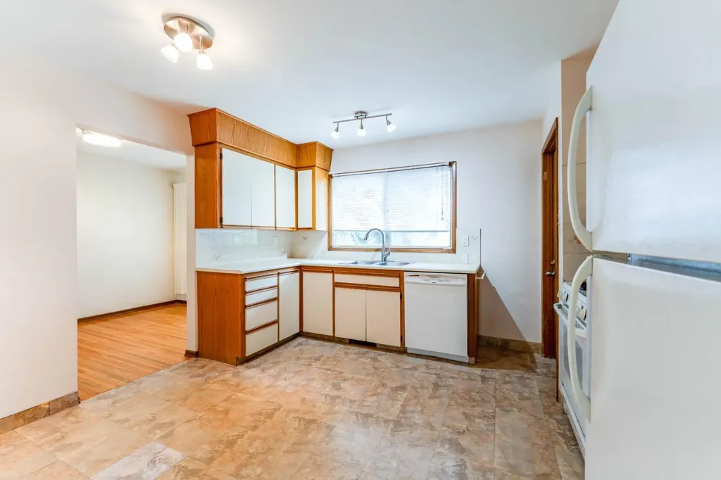 7511 Huntridge Crescent NE Calgary AB T2K 4C8