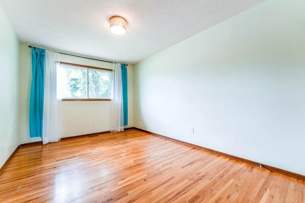 7511 Huntridge Crescent NE Calgary AB T2K 4C8