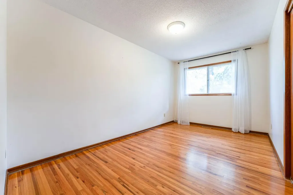 7511 Huntridge Crescent NE Calgary AB T2K 4C8