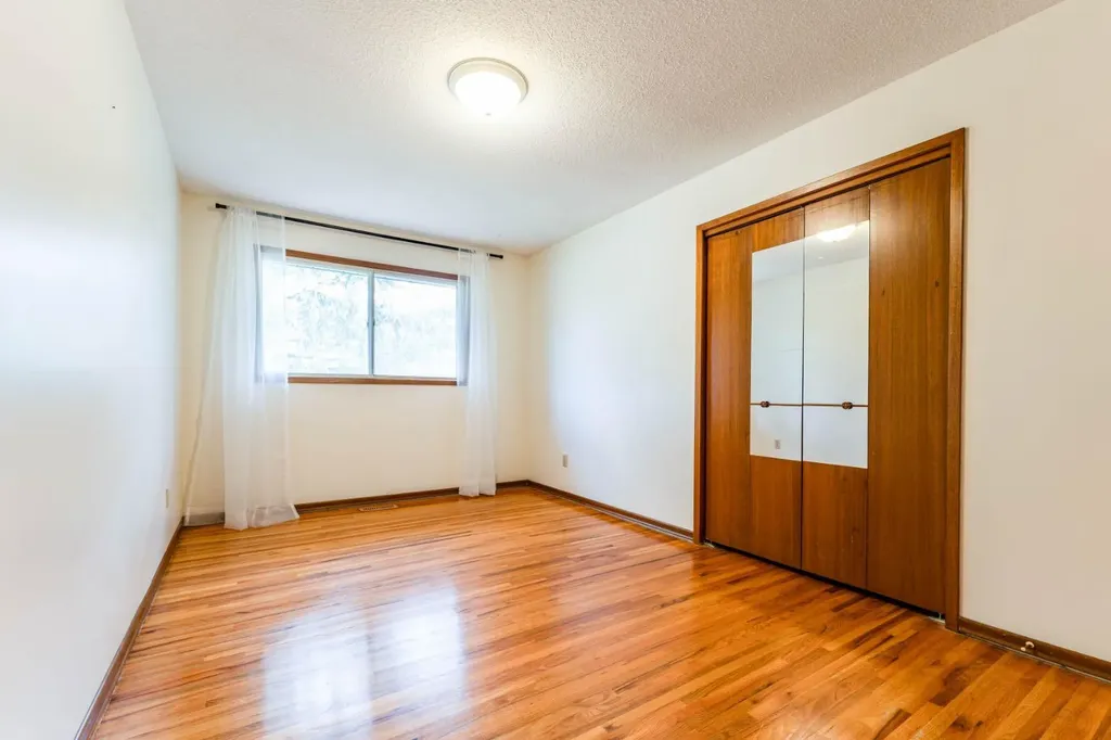 7511 Huntridge Crescent NE Calgary AB T2K 4C8