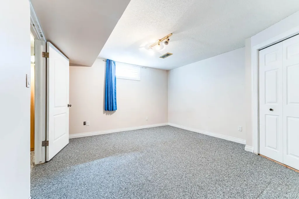 7511 Huntridge Crescent NE Calgary AB T2K 4C8