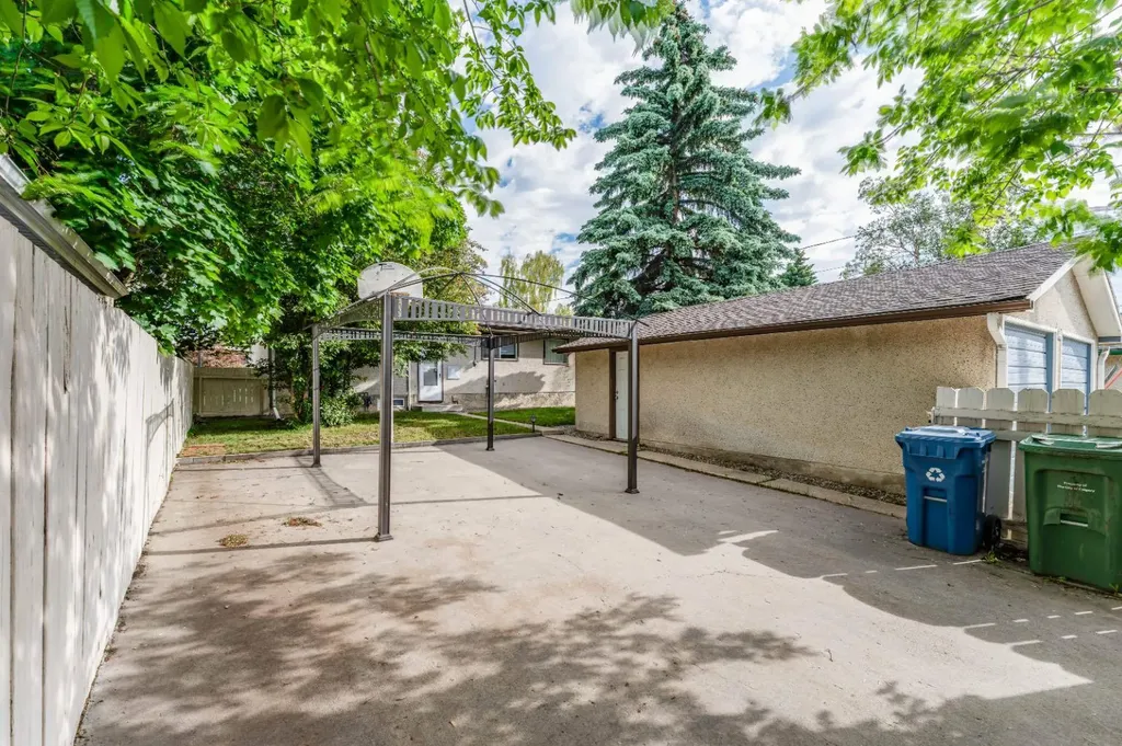 7511 Huntridge Crescent NE Calgary AB T2K 4C8