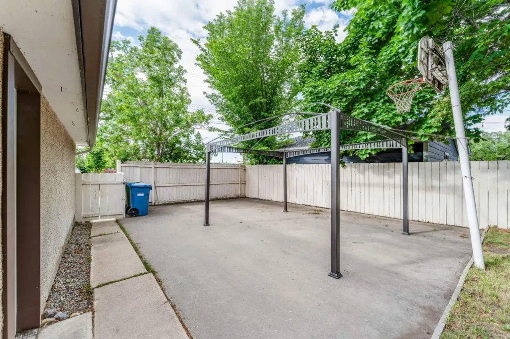 7511 Huntridge Crescent NE Calgary AB T2K 4C8