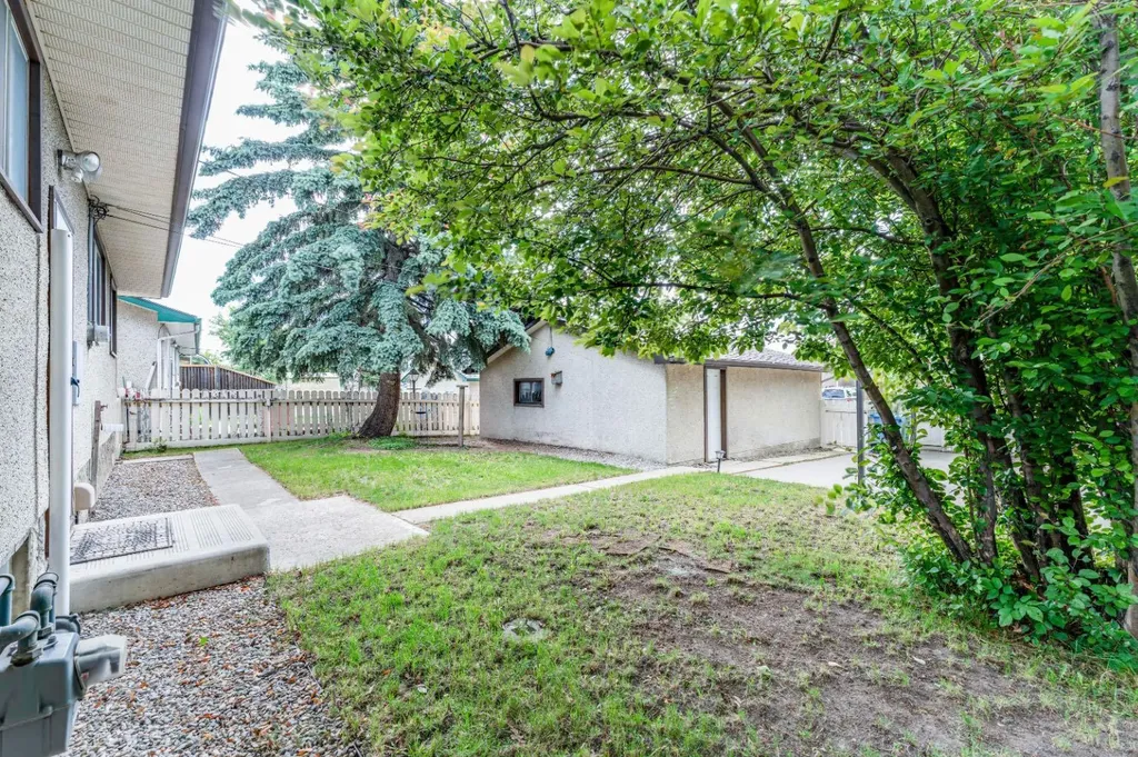 7511 Huntridge Crescent NE Calgary AB T2K 4C8