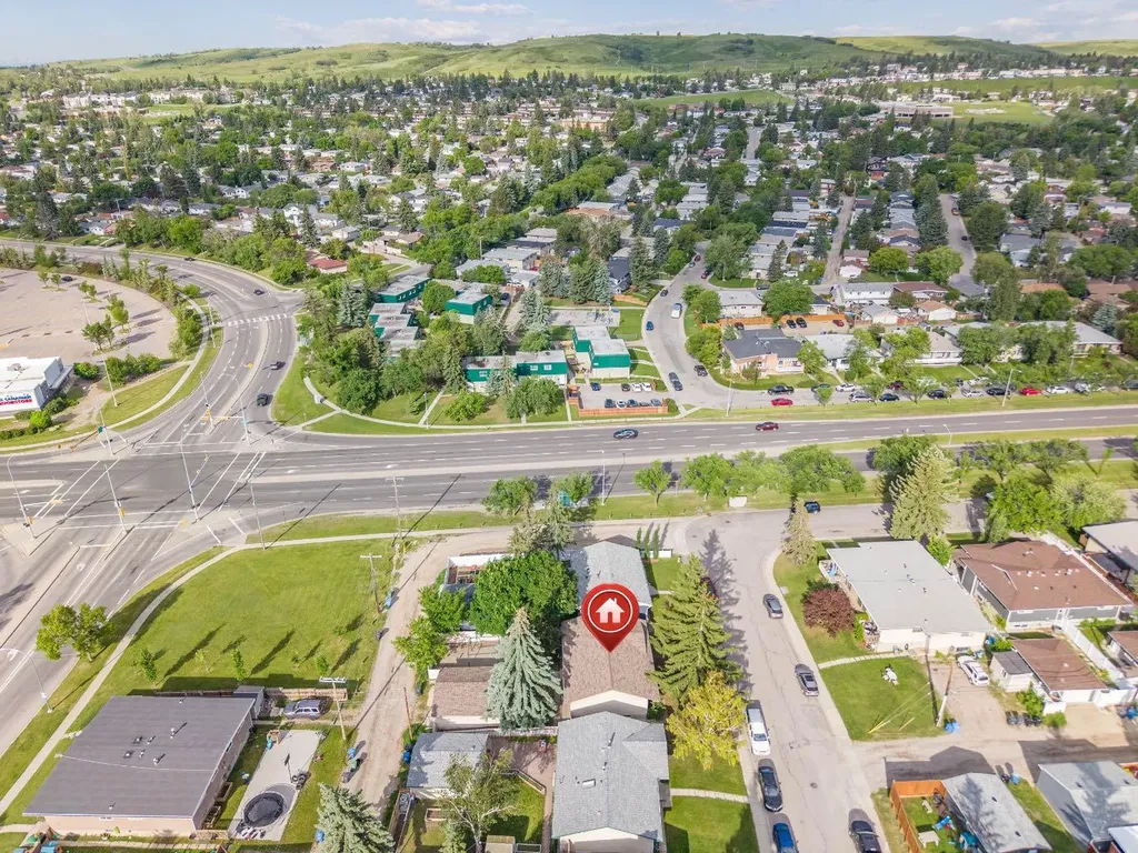 7511 Huntridge Crescent NE Calgary AB T2K 4C8